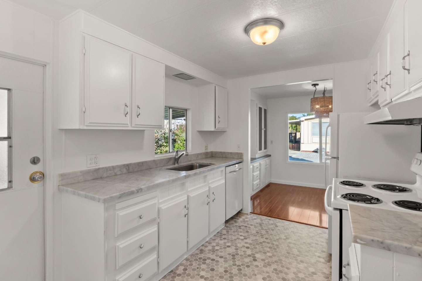 Detail Gallery Image 3 of 32 For 19 Dolphin Court #19,  Half Moon Bay,  CA 94019 - 2 Beds | 2 Baths