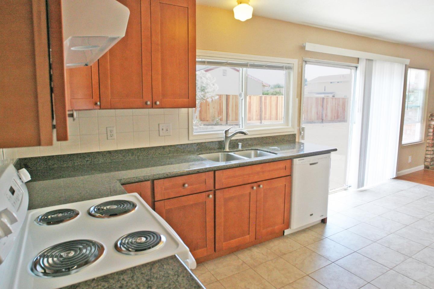 Detail Gallery Image 4 of 11 For 3289 Lantern Way, San Jose,  CA 95111 - 3 Beds | 2 Baths