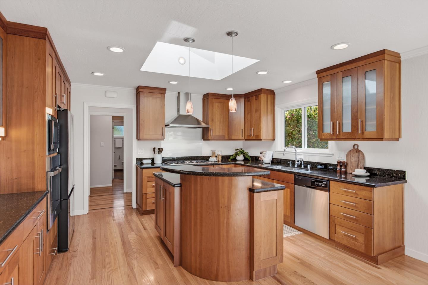 Detail Gallery Image 10 of 25 For 1010 Gest Dr, Mountain View,  CA 94040 - 3 Beds | 2 Baths