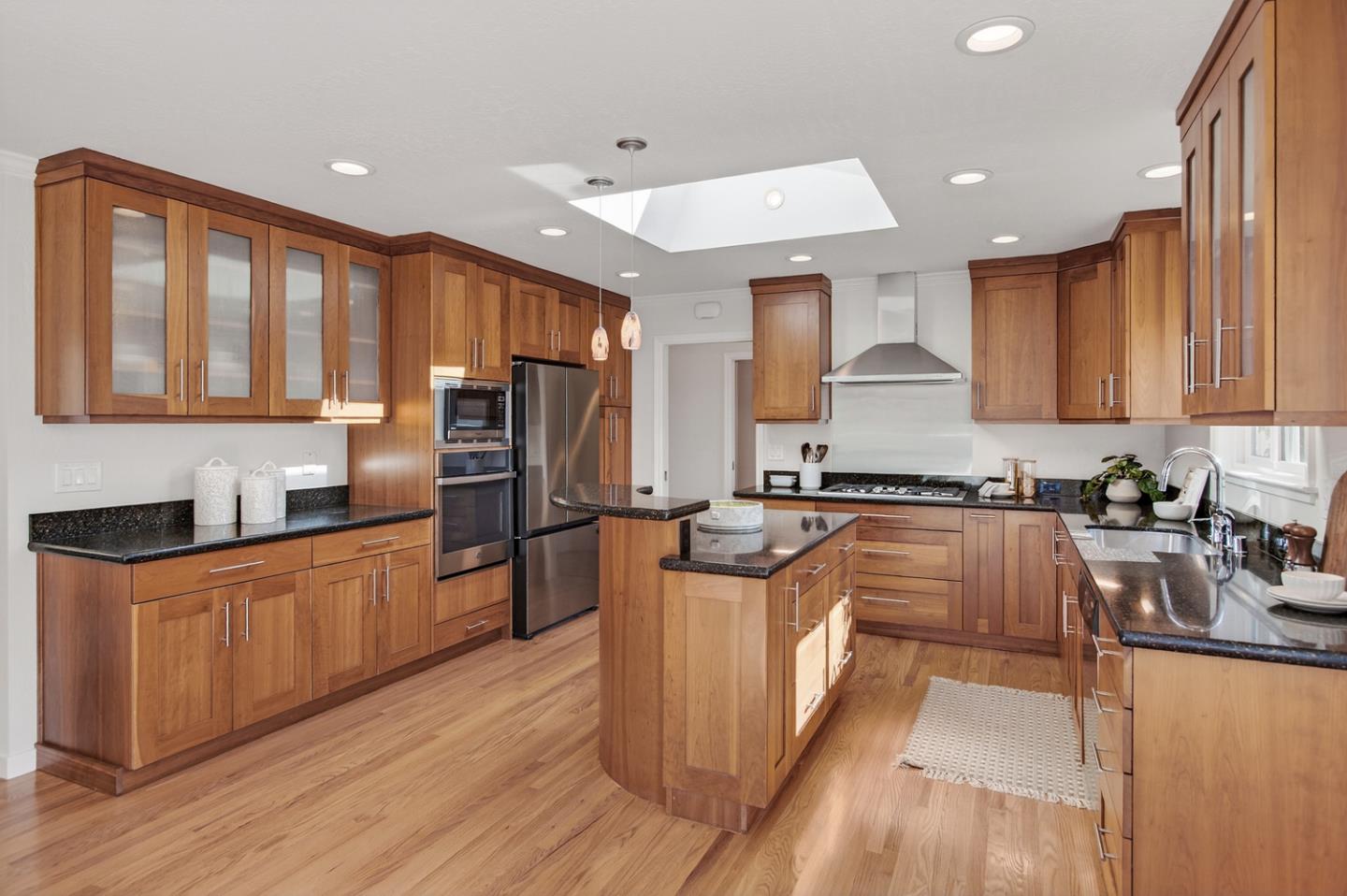 Detail Gallery Image 11 of 25 For 1010 Gest Dr, Mountain View,  CA 94040 - 3 Beds | 2 Baths