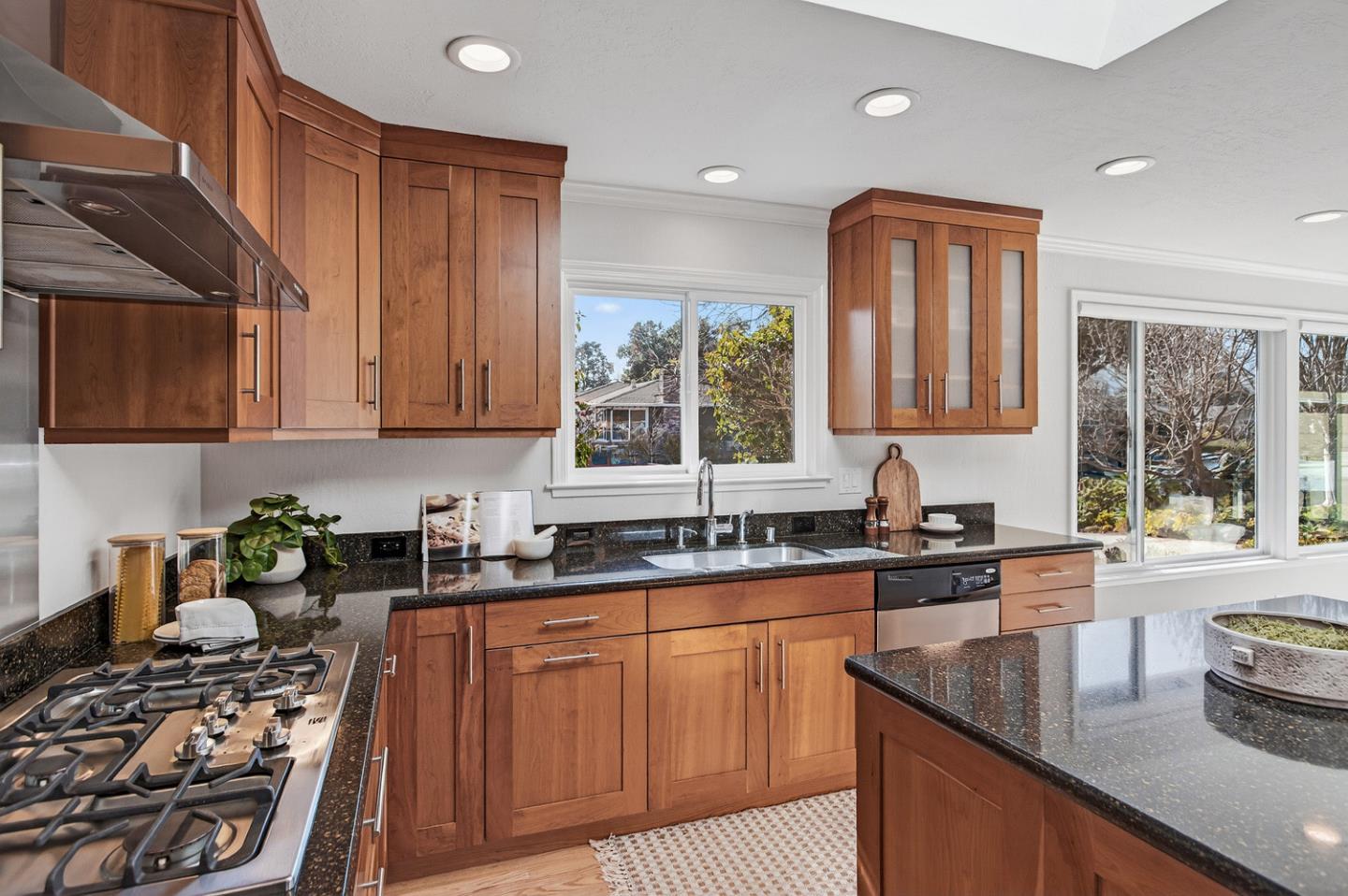 Detail Gallery Image 12 of 25 For 1010 Gest Dr, Mountain View,  CA 94040 - 3 Beds | 2 Baths