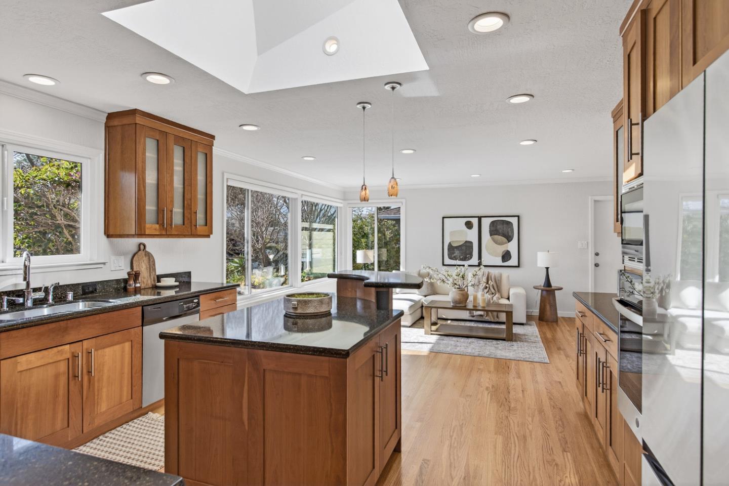 Detail Gallery Image 13 of 25 For 1010 Gest Dr, Mountain View,  CA 94040 - 3 Beds | 2 Baths