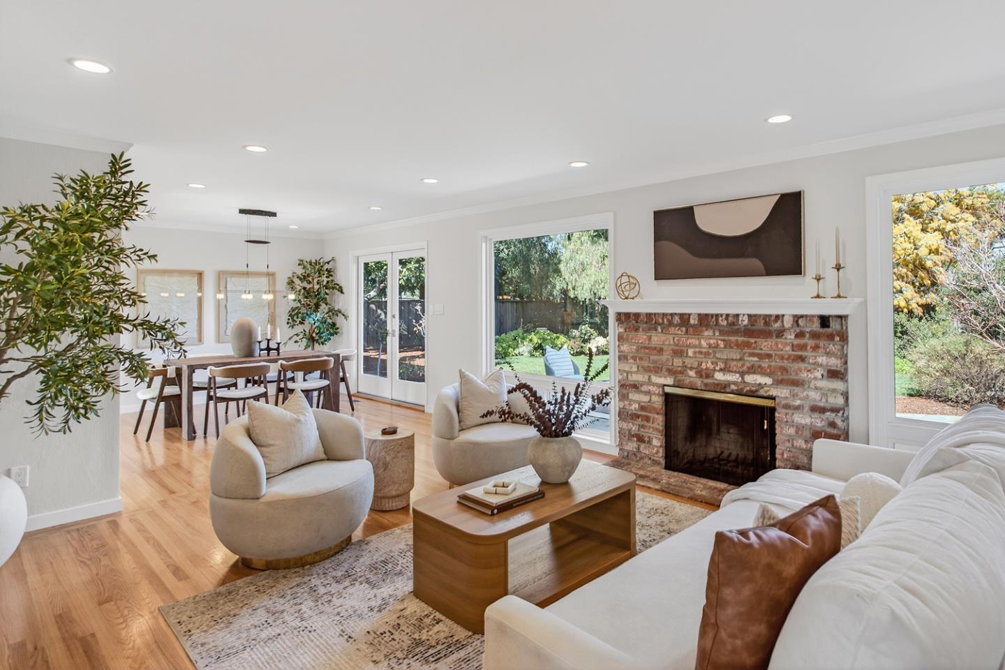 Detail Gallery Image 4 of 25 For 1010 Gest Dr, Mountain View,  CA 94040 - 3 Beds | 2 Baths