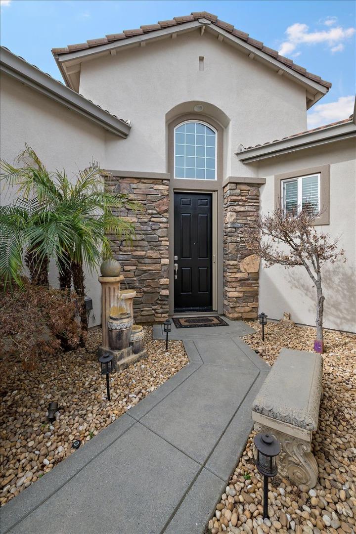 Detail Gallery Image 3 of 41 For 191 Tarragon Ave, Morgan Hill,  CA 95037 - 5 Beds | 3/1 Baths