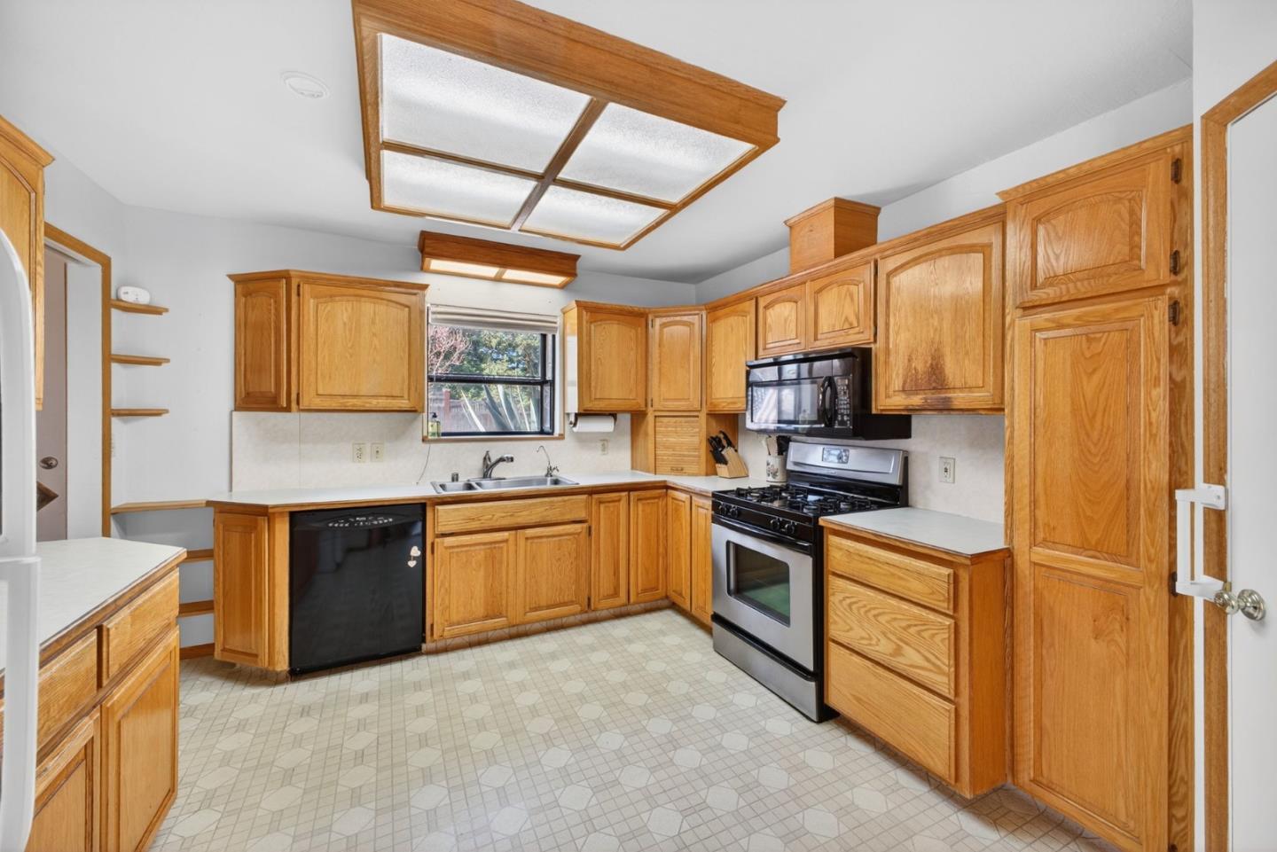 Detail Gallery Image 18 of 33 For 16000 Blossom Hill Rd, Los Gatos,  CA 95032 - 3 Beds | 2 Baths