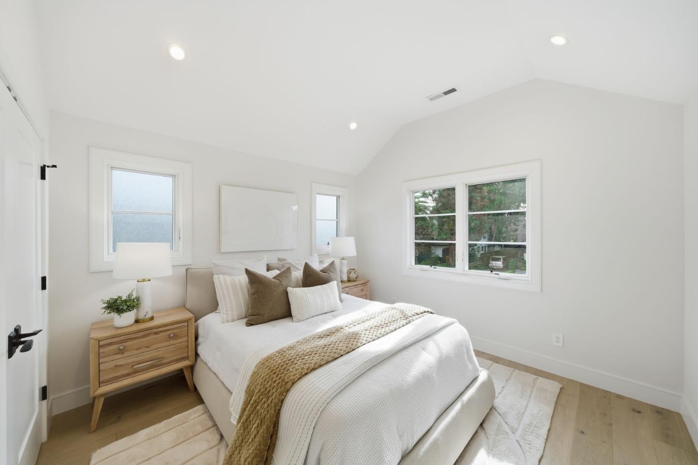 Detail Gallery Image 31 of 62 For 909 Waverley St, Palo Alto,  CA 94301 - 6 Beds | 6/1 Baths