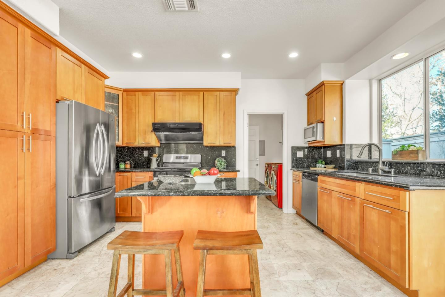 Detail Gallery Image 12 of 49 For 1293 Amber Ct, San Leandro,  CA 94577 - 3 Beds | 2/1 Baths