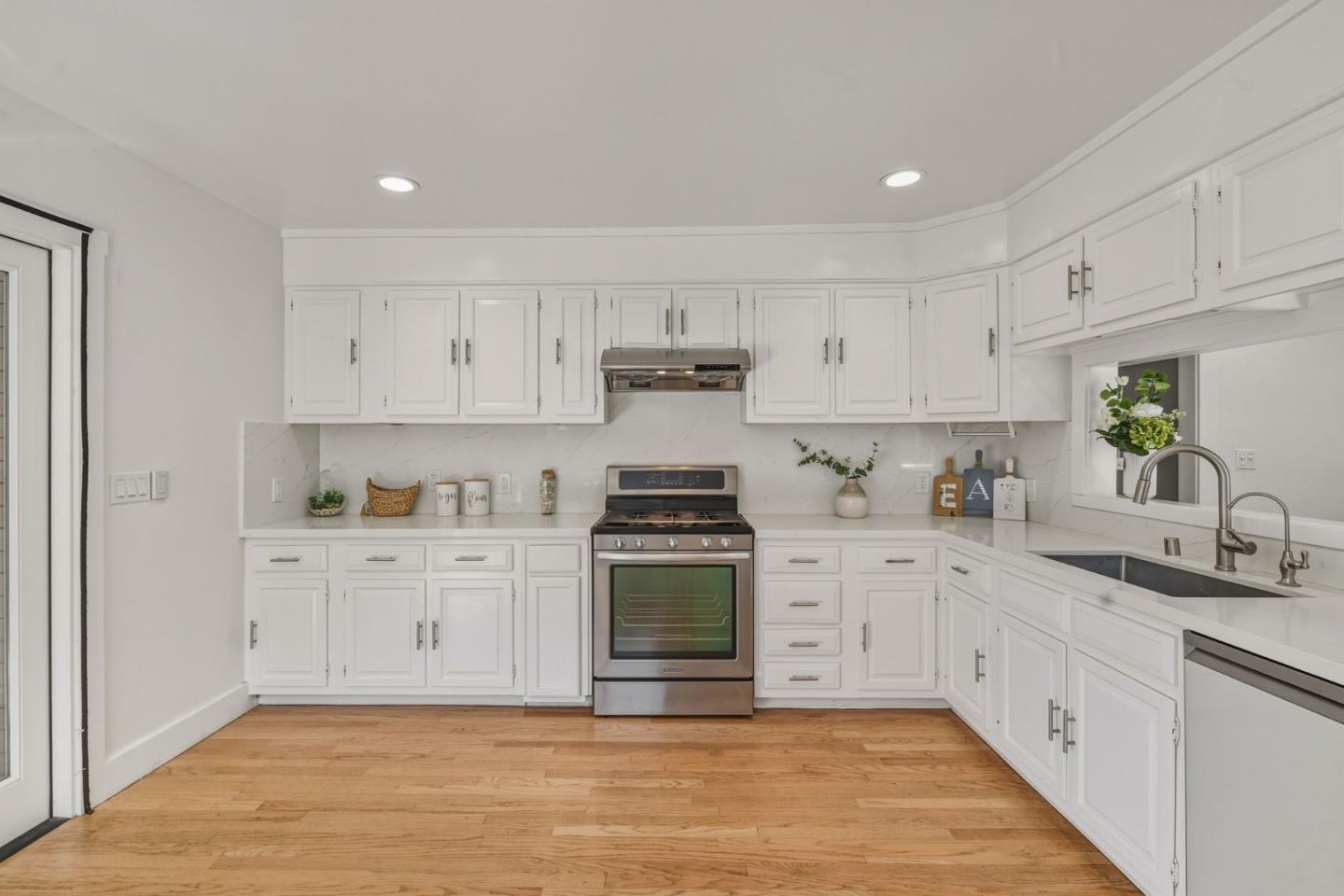 Detail Gallery Image 14 of 44 For 1525 Mckendrie St, San Jose,  CA 95126 - 3 Beds | 2 Baths