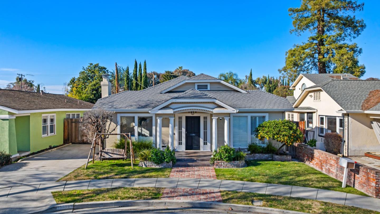 Detail Gallery Image 3 of 44 For 1525 Mckendrie St, San Jose,  CA 95126 - 3 Beds | 2 Baths