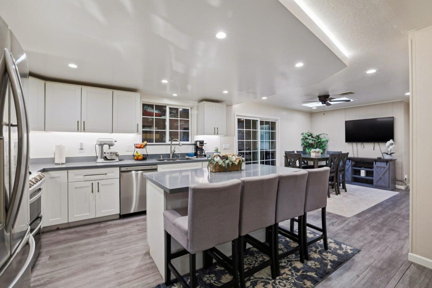 Detail Gallery Image 13 of 41 For 304 Los Encinos St #304,  San Jose,  CA 95134 - 3 Beds | 2 Baths