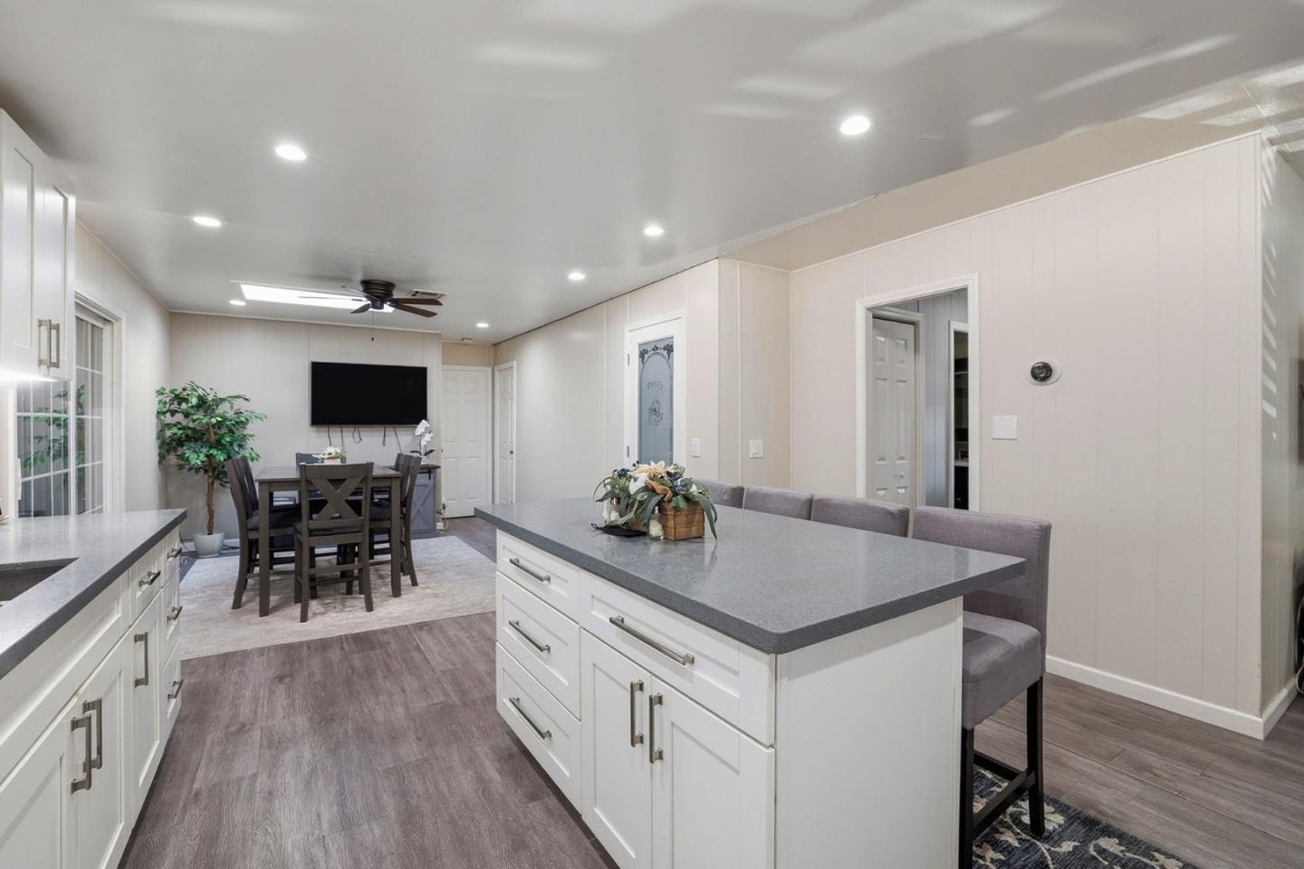 Detail Gallery Image 14 of 41 For 304 Los Encinos St #304,  San Jose,  CA 95134 - 3 Beds | 2 Baths