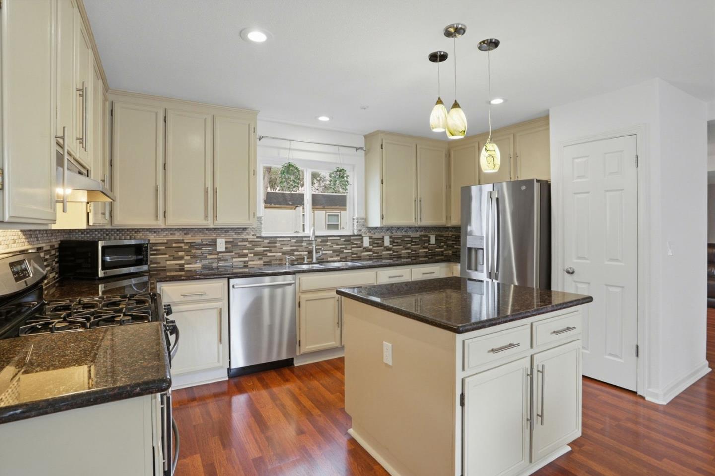 Detail Gallery Image 9 of 33 For 3572 Sunnydays Ln, Santa Clara,  CA 95051 - 4 Beds | 2/1 Baths