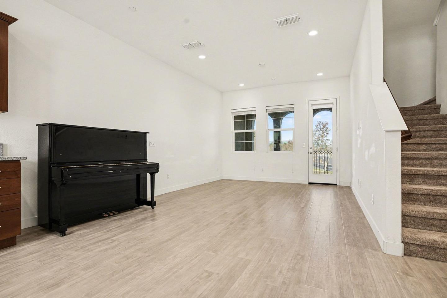 Detail Gallery Image 4 of 21 For 39872 Sawyer Ter, Newark,  CA 94560 - 4 Beds | 3/1 Baths