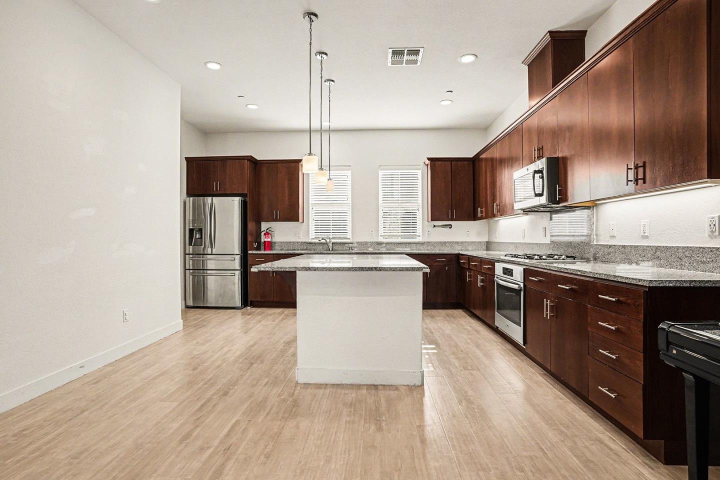 Detail Gallery Image 6 of 21 For 39872 Sawyer Ter, Newark,  CA 94560 - 4 Beds | 3/1 Baths