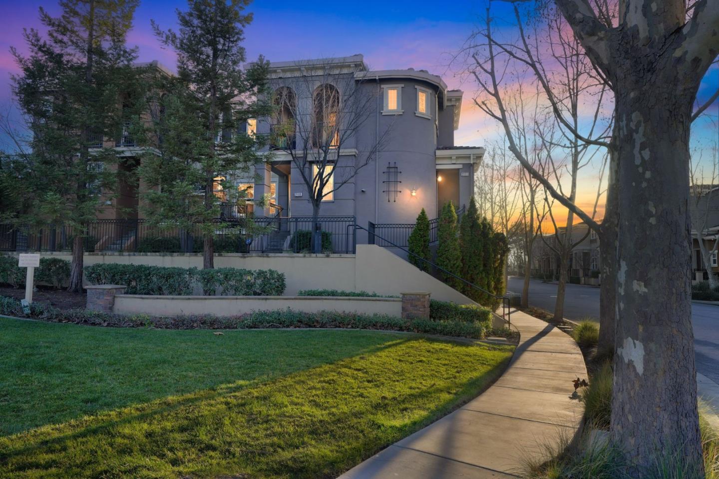 Detail Gallery Image 2 of 22 For 2105 Lindsey Ct, San Jose,  CA 95125 - 2 Beds | 2 Baths