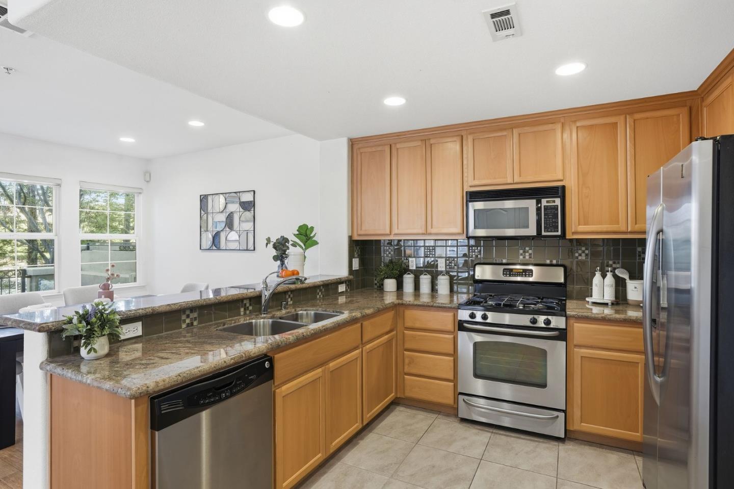 Detail Gallery Image 6 of 22 For 2105 Lindsey Ct, San Jose,  CA 95125 - 2 Beds | 2 Baths