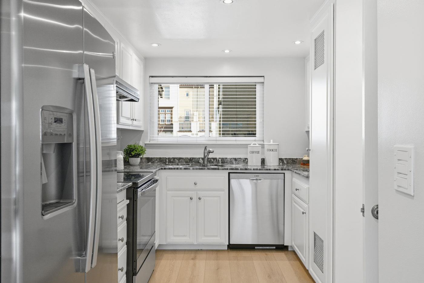 Detail Gallery Image 5 of 20 For 107 Evandale, Mountain View,  CA 94043 - 3 Beds | 2 Baths