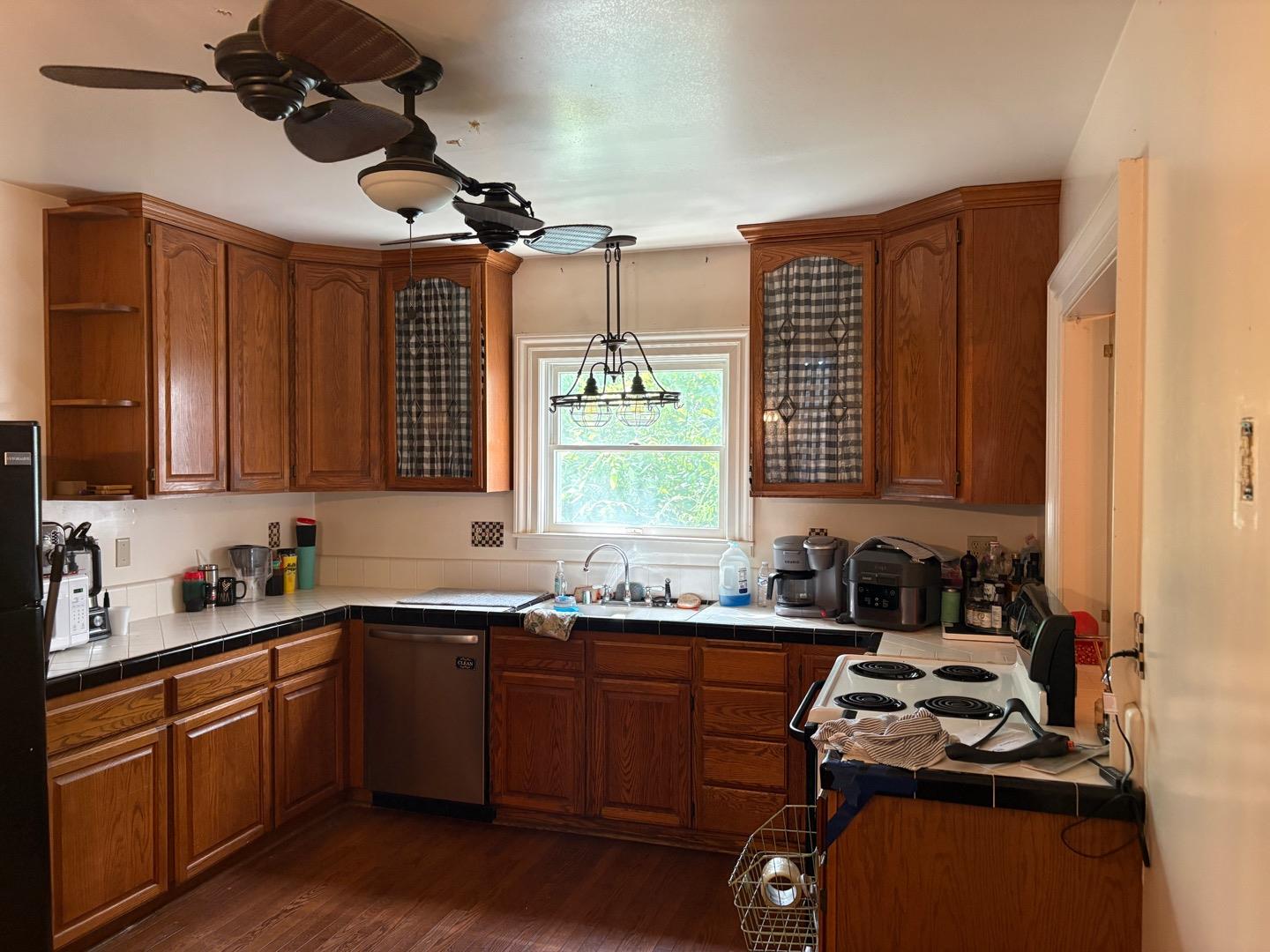 Detail Gallery Image 13 of 22 For South St, Hollister,  CA 95023 - 4 Beds | 2/2 Baths