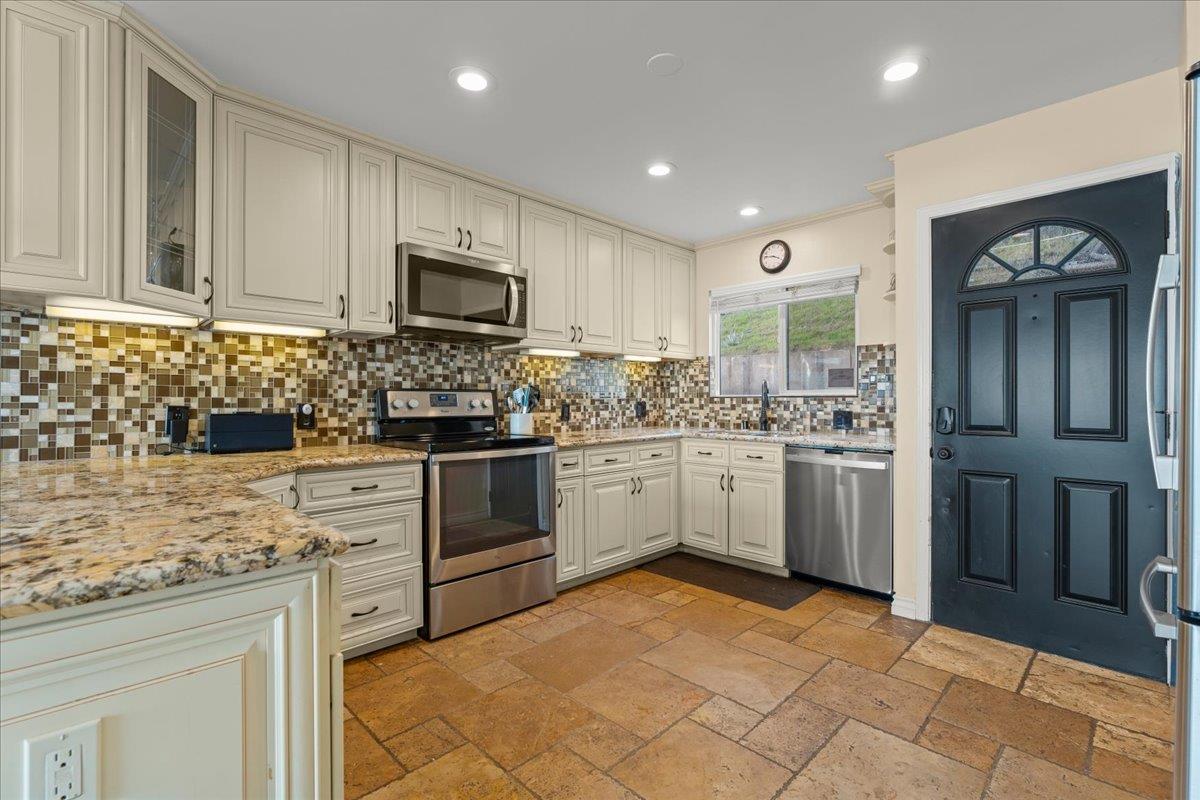 Detail Gallery Image 10 of 32 For 220 Beach Dr, Aptos,  CA 95003 - 3 Beds | 2 Baths
