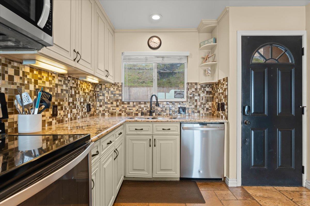 Detail Gallery Image 11 of 32 For 220 Beach Dr, Aptos,  CA 95003 - 3 Beds | 2 Baths