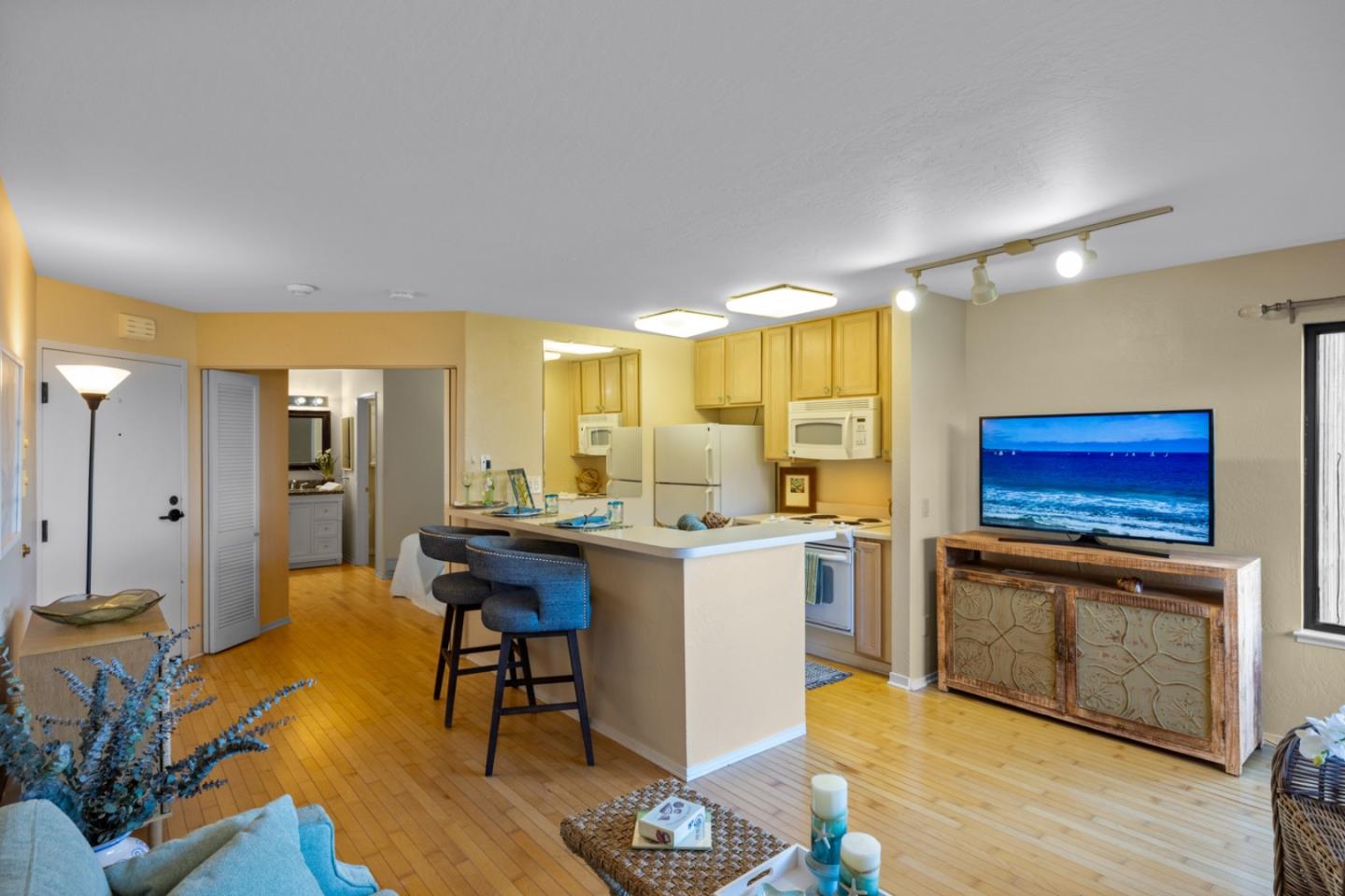 Detail Gallery Image 5 of 33 For 125 Surf Way #343,  Monterey,  CA 93940 - 1 Beds | 1 Baths