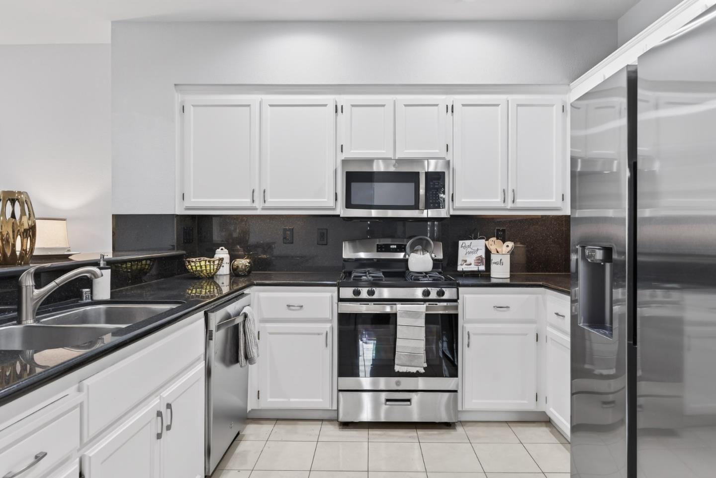 Detail Gallery Image 3 of 37 For 3646 Jasmine Cir, San Jose,  CA 95135 - 3 Beds | 2 Baths