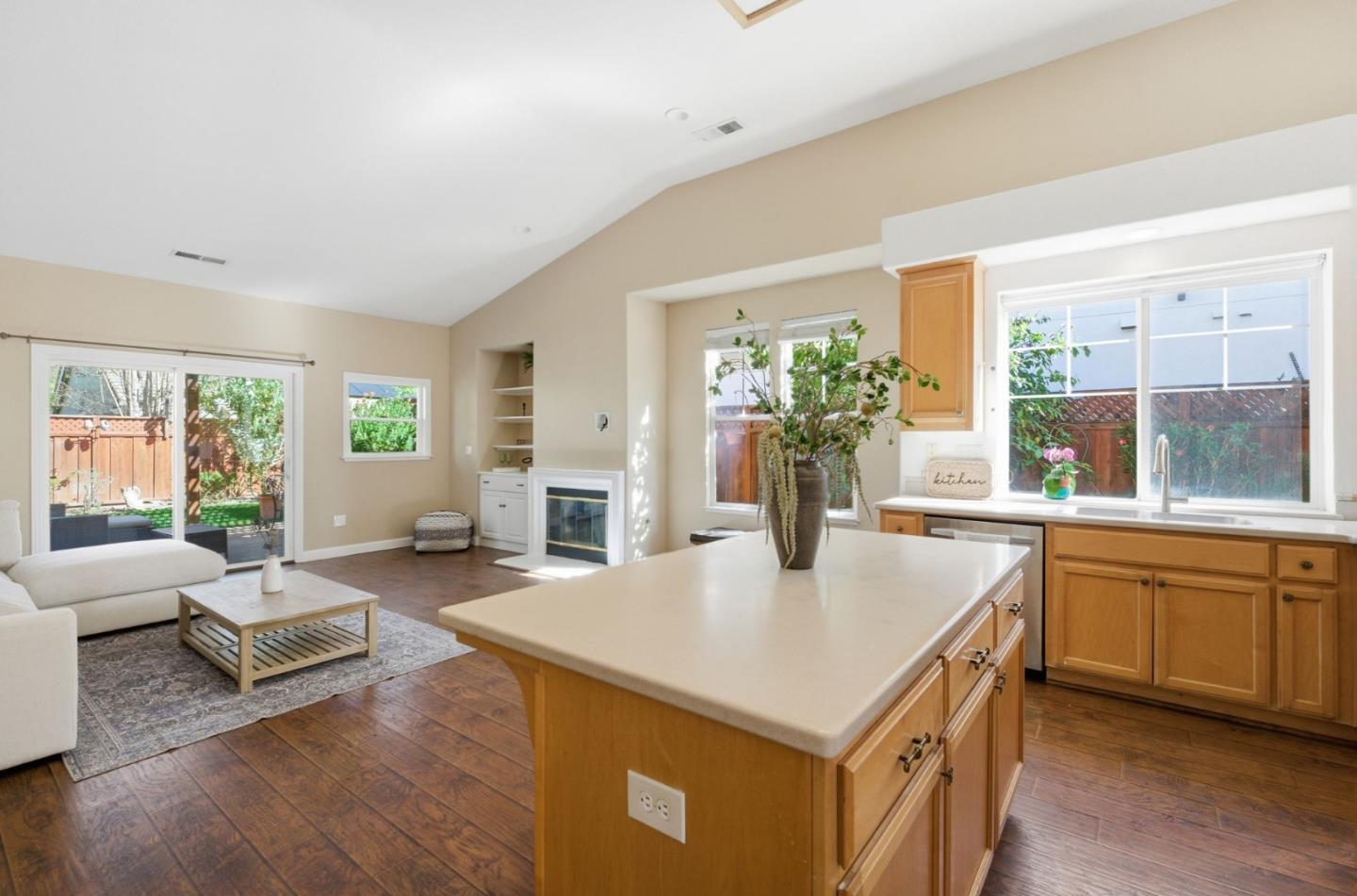 Detail Gallery Image 9 of 49 For 1655 Valley Oaks Dr, Gilroy,  CA 95020 - 3 Beds | 2 Baths