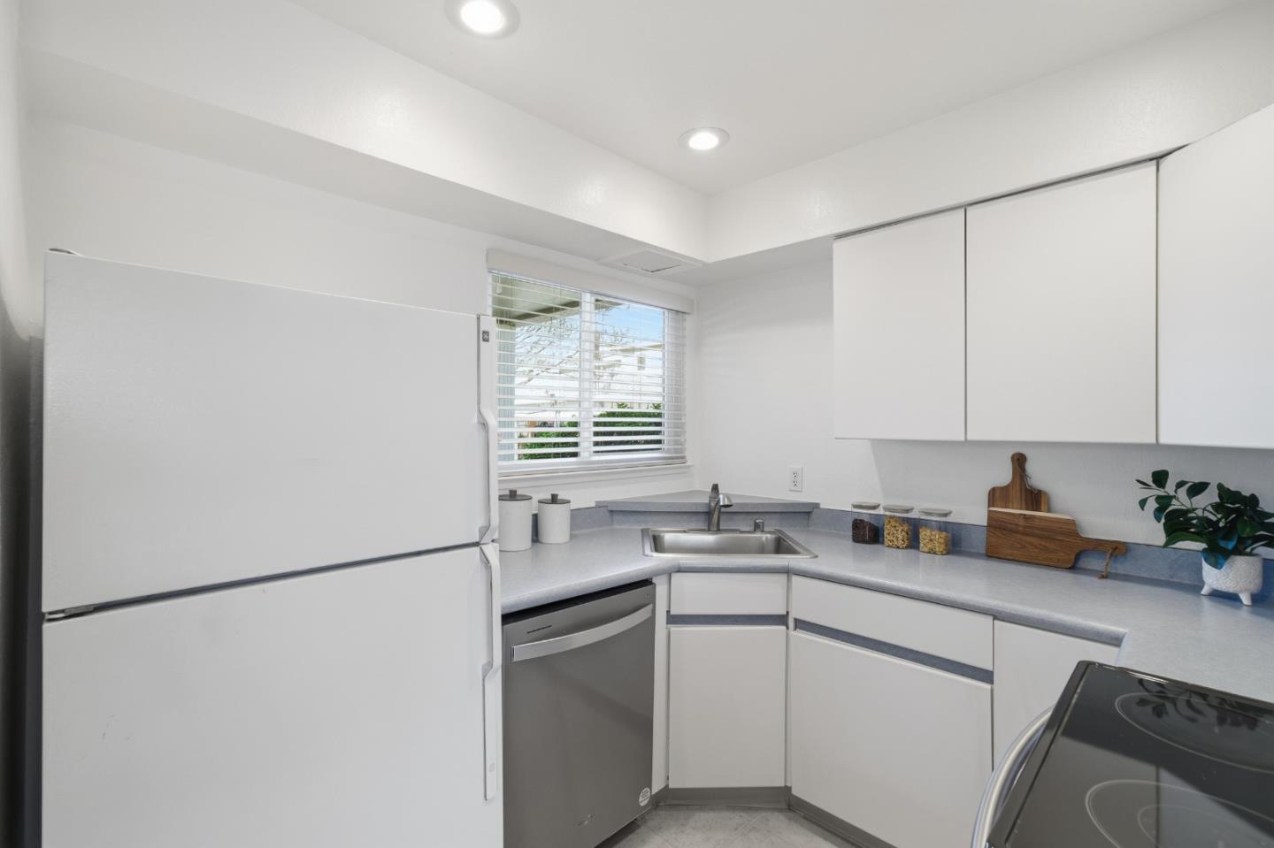 Detail Gallery Image 13 of 42 For 455 Lotus Ln, Mountain View,  CA 94043 - 3 Beds | 2/1 Baths