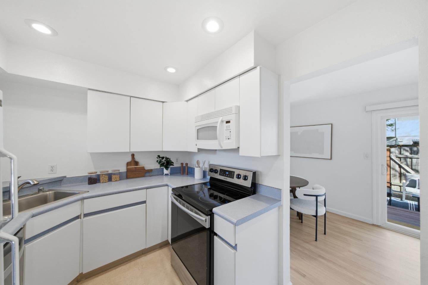 Detail Gallery Image 15 of 42 For 455 Lotus Ln, Mountain View,  CA 94043 - 3 Beds | 2/1 Baths