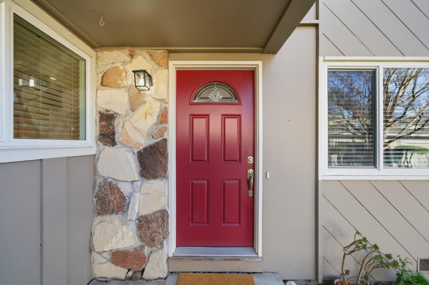 Detail Gallery Image 2 of 42 For 455 Lotus Ln, Mountain View,  CA 94043 - 3 Beds | 2/1 Baths