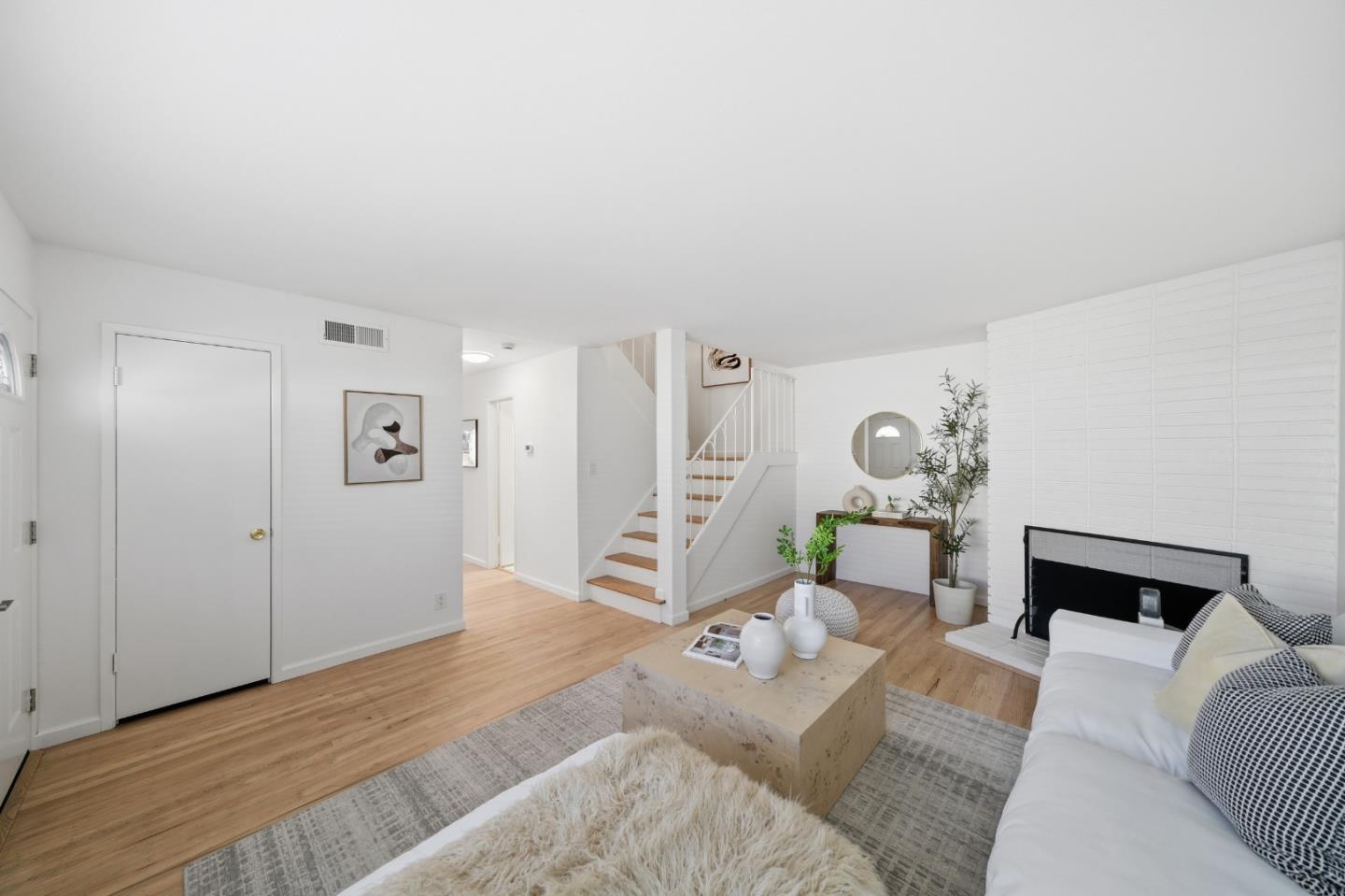 Detail Gallery Image 5 of 42 For 455 Lotus Ln, Mountain View,  CA 94043 - 3 Beds | 2/1 Baths