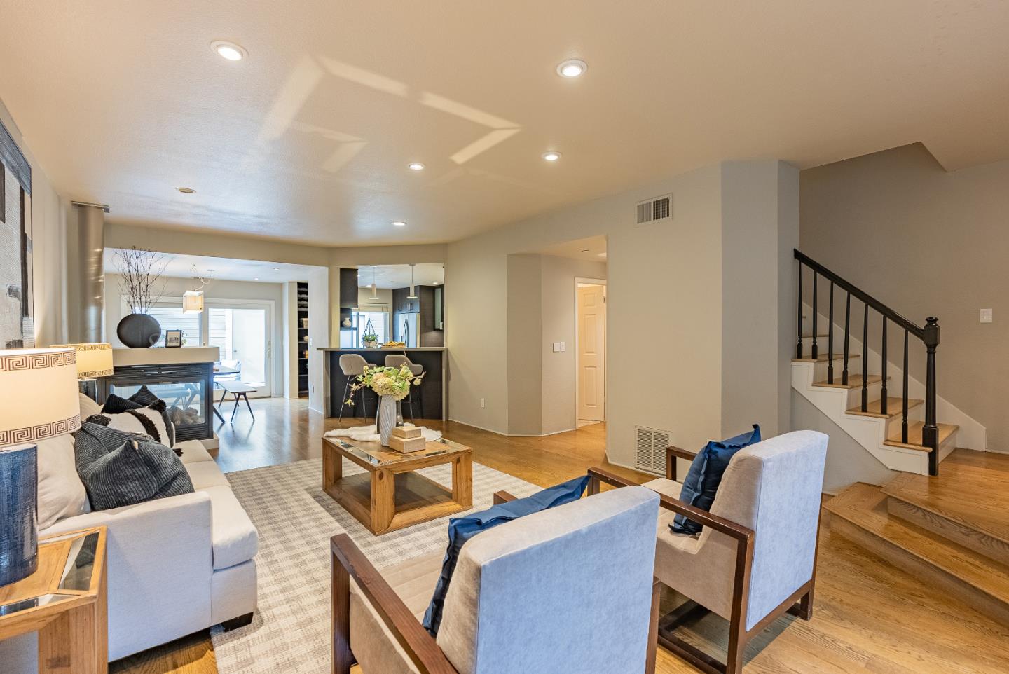 Detail Gallery Image 5 of 32 For 978 La Mesa Ter #E,  Sunnyvale,  CA 94086 - 2 Beds | 2/1 Baths