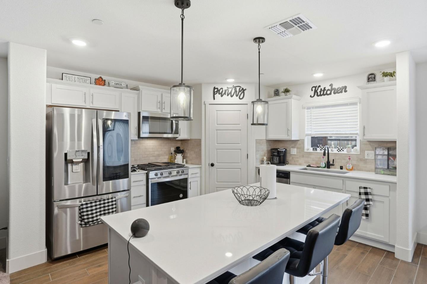 Detail Gallery Image 13 of 33 For 1656 Thistle Ln, Los Banos,  CA 93635 - 4 Beds | 3 Baths