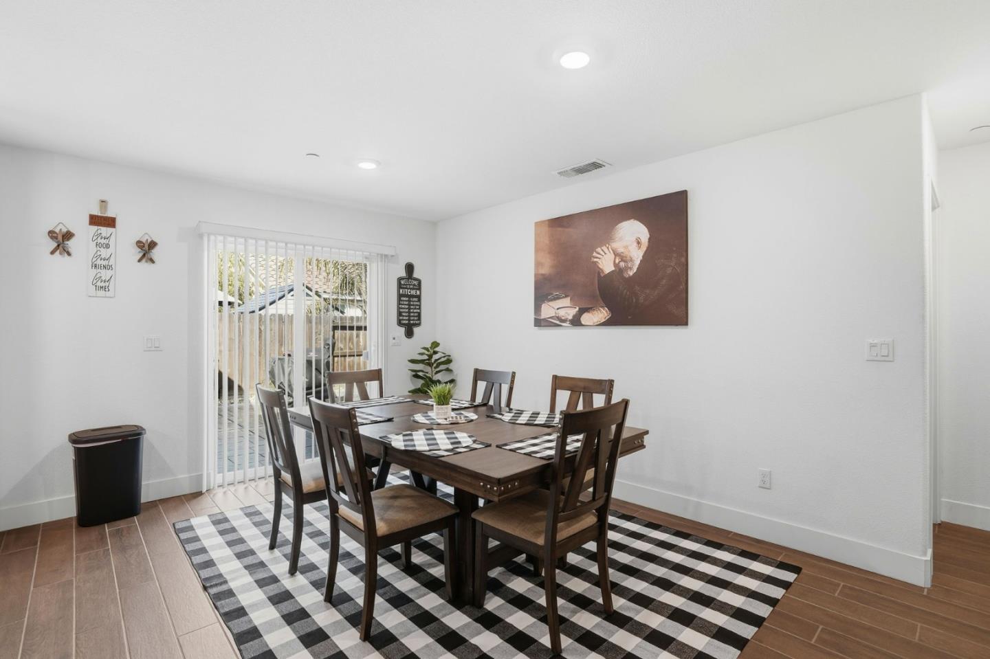 Detail Gallery Image 14 of 33 For 1656 Thistle Ln, Los Banos,  CA 93635 - 4 Beds | 3 Baths