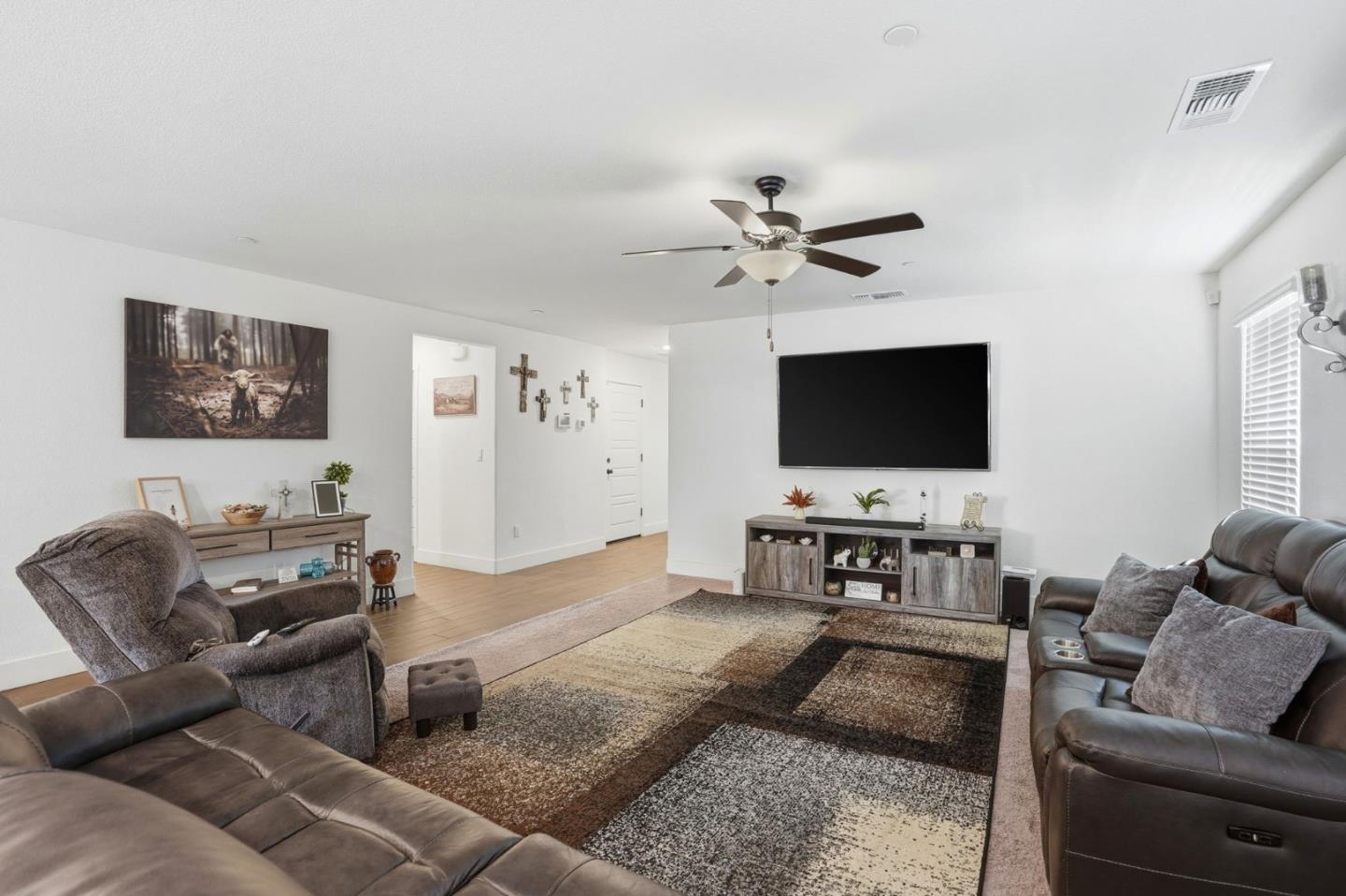 Detail Gallery Image 7 of 33 For 1656 Thistle Ln, Los Banos,  CA 93635 - 4 Beds | 3 Baths