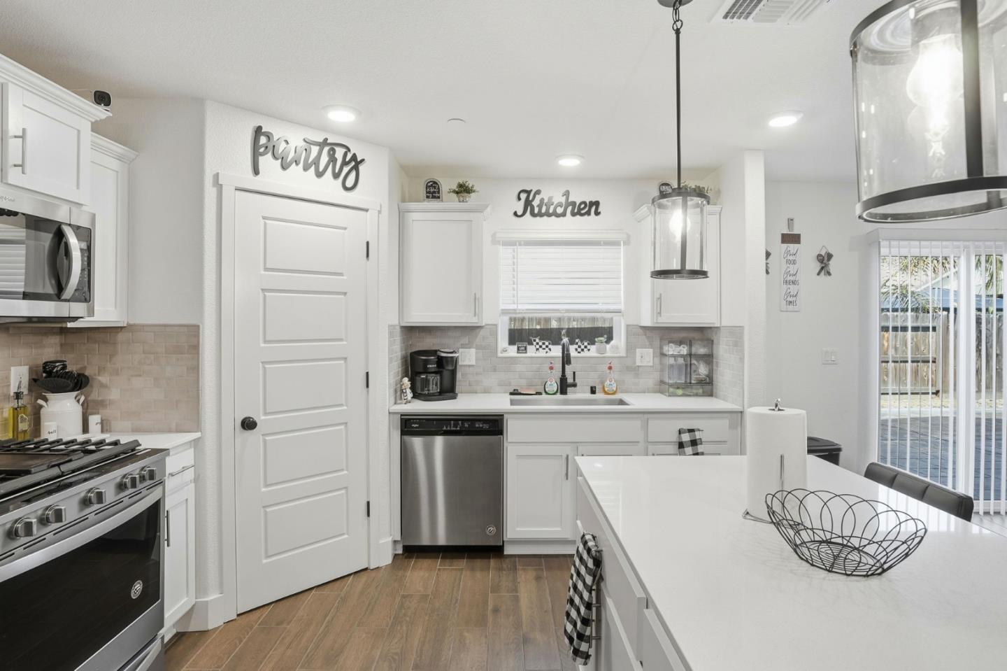 Detail Gallery Image 9 of 33 For 1656 Thistle Ln, Los Banos,  CA 93635 - 4 Beds | 3 Baths