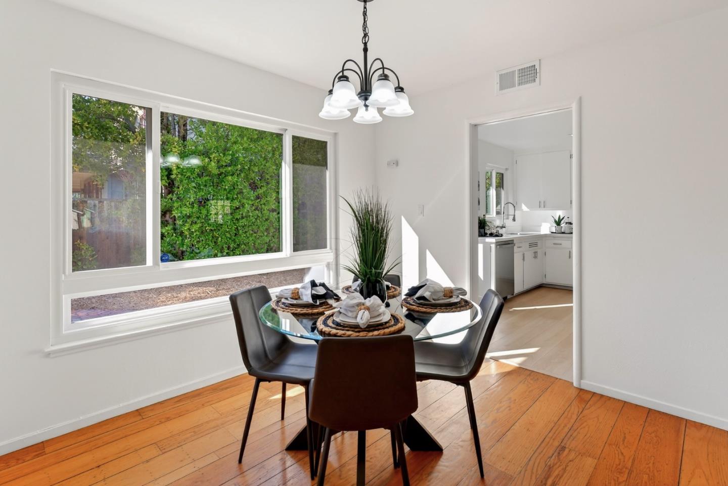 Detail Gallery Image 10 of 23 For 678 Benvenue Ave, Los Altos,  CA 94024 - 3 Beds | 2 Baths