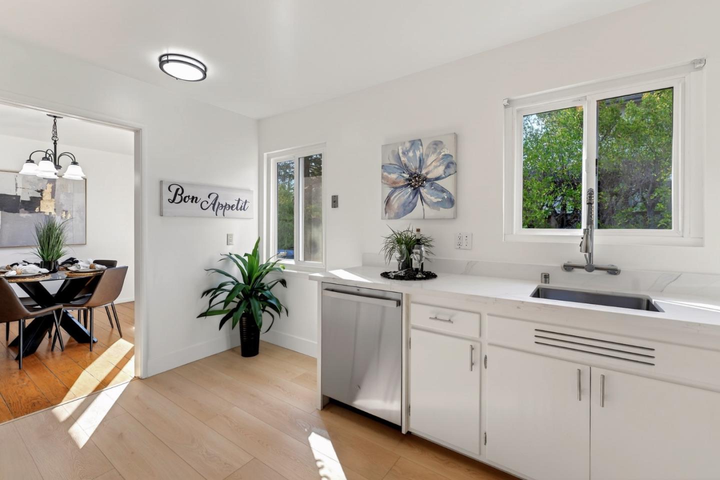 Detail Gallery Image 12 of 23 For 678 Benvenue Ave, Los Altos,  CA 94024 - 3 Beds | 2 Baths