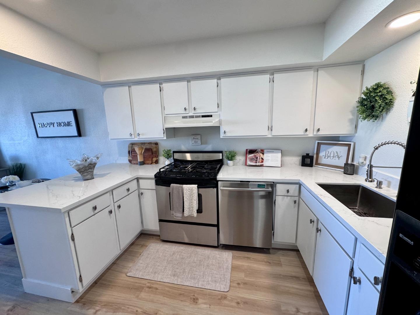 Detail Gallery Image 6 of 16 For 104 W Rossi St #13,  Salinas,  CA 93901 - 1 Beds | 1/1 Baths