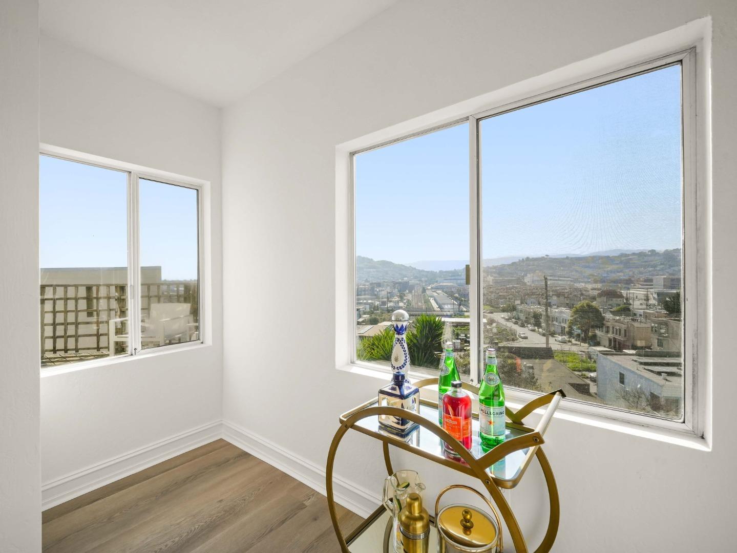 Detail Gallery Image 13 of 49 For 318 Topeka Ave, San Francisco,  CA 94124 - 4 Beds | 2 Baths