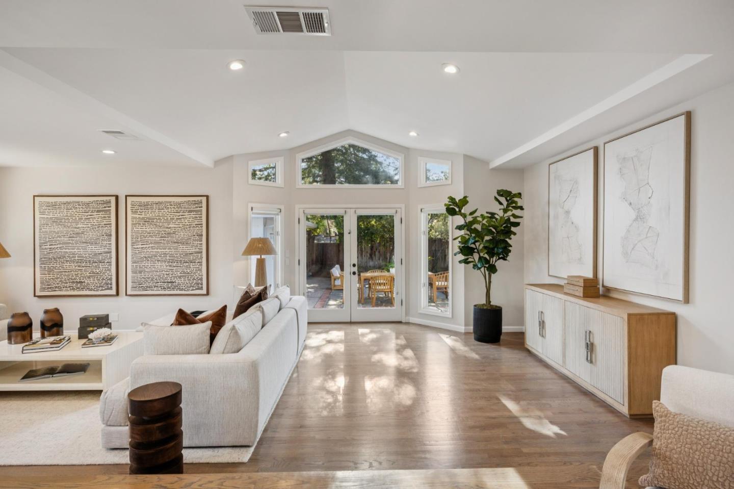 Detail Gallery Image 13 of 32 For 2434 Waverley St, Palo Alto,  CA 94301 - 4 Beds | 3/1 Baths