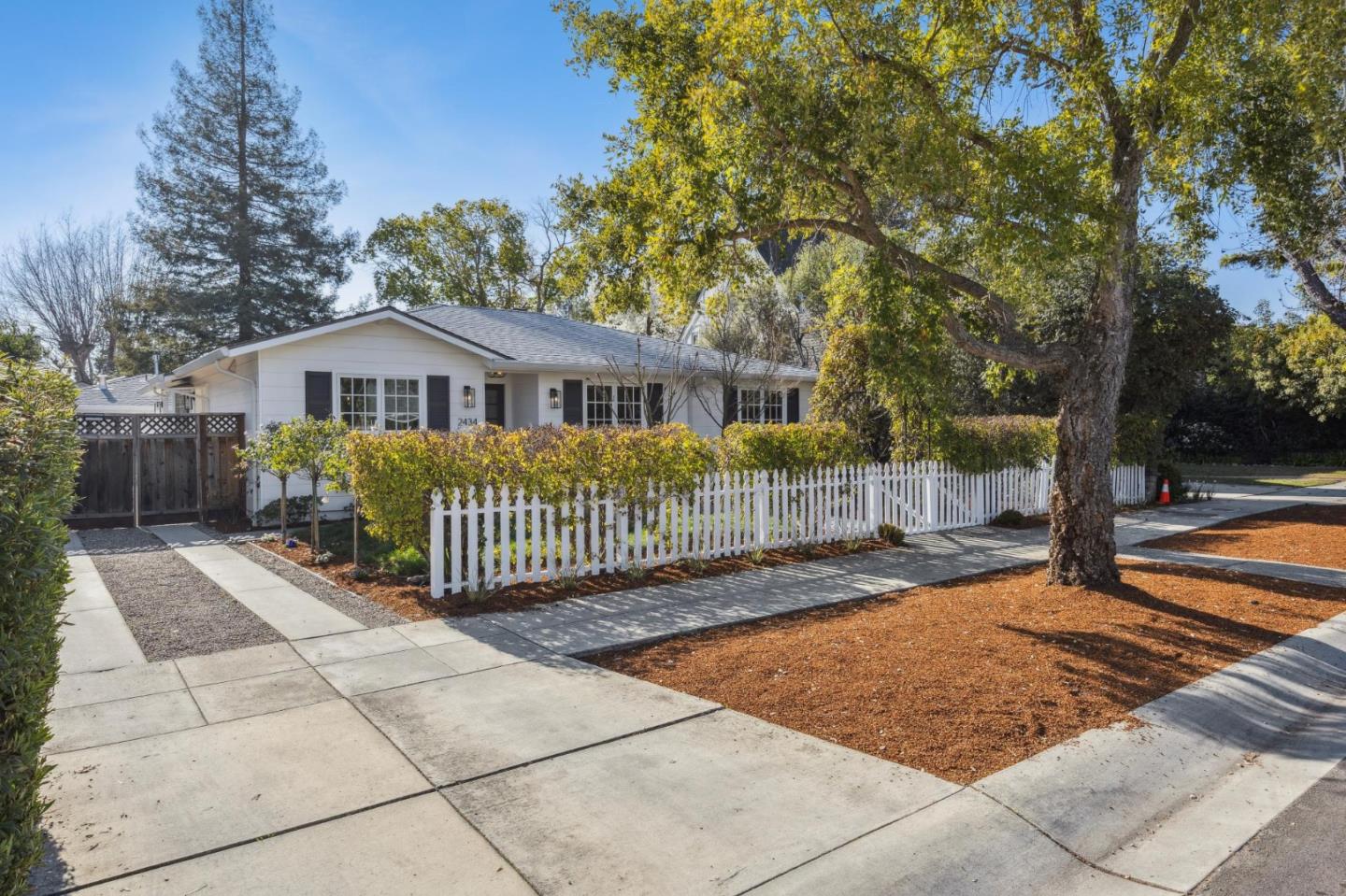 Detail Gallery Image 2 of 32 For 2434 Waverley St, Palo Alto,  CA 94301 - 4 Beds | 3/1 Baths