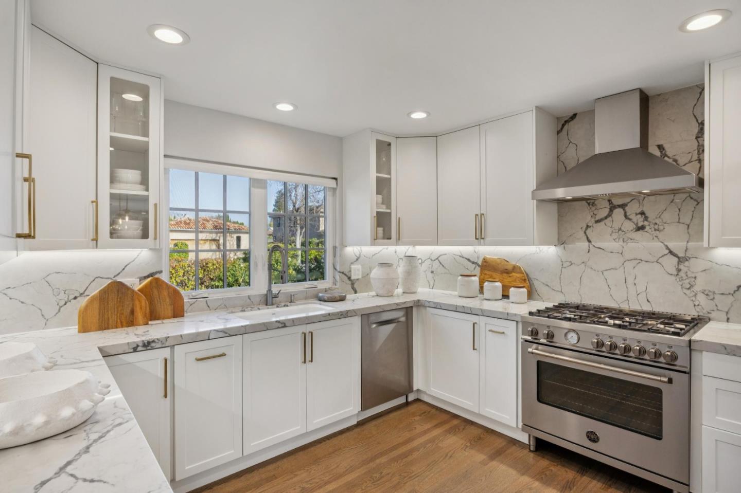 Detail Gallery Image 6 of 32 For 2434 Waverley St, Palo Alto,  CA 94301 - 4 Beds | 3/1 Baths