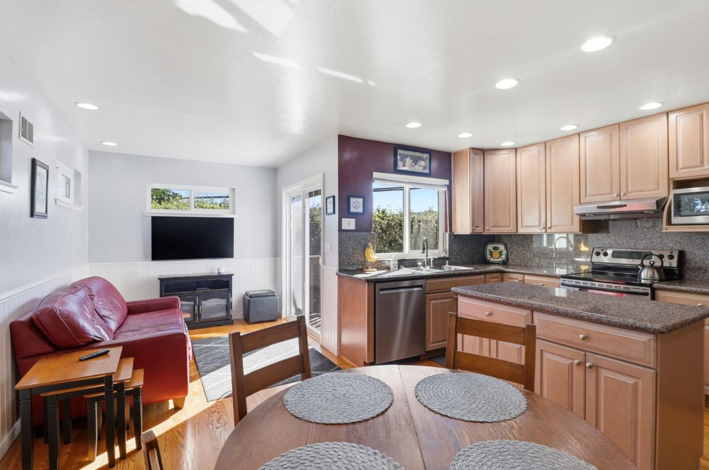 Detail Gallery Image 16 of 33 For 3421 Lodge Dr, Belmont,  CA 94002 - 3 Beds | 2 Baths