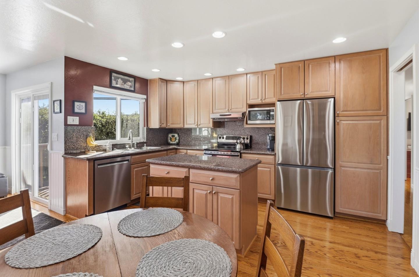 Detail Gallery Image 17 of 33 For 3421 Lodge Dr, Belmont,  CA 94002 - 3 Beds | 2 Baths