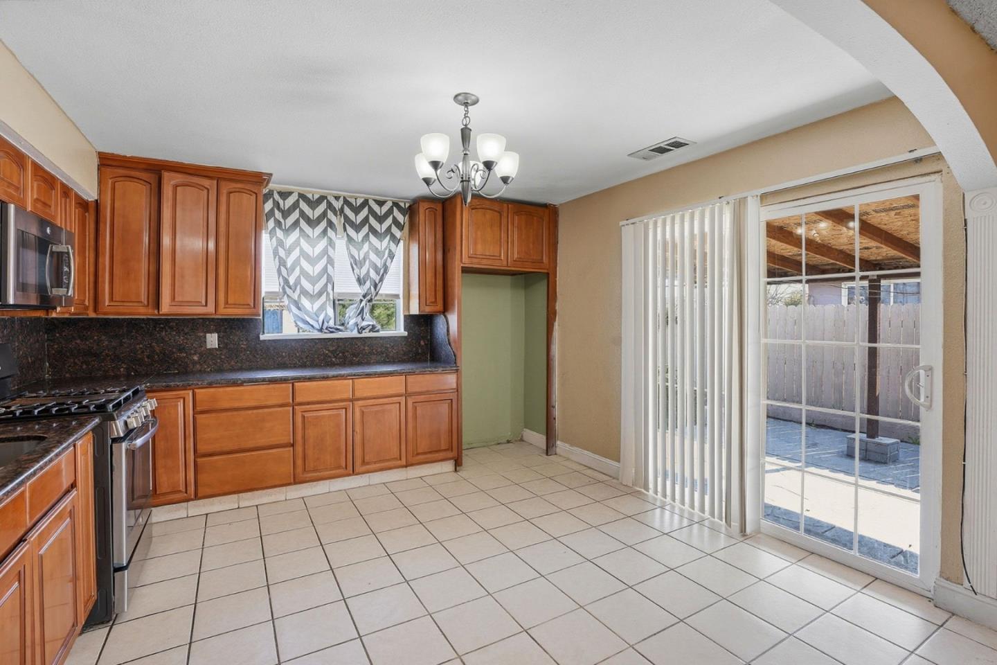 Detail Gallery Image 10 of 29 For 154 N Santa Rosa St, Los Banos,  CA 93635 - 3 Beds | 2 Baths