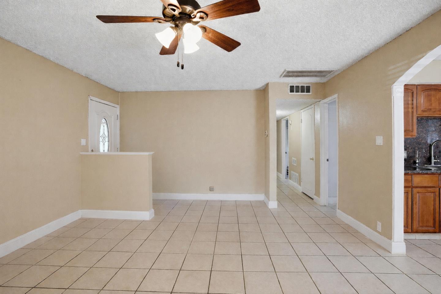 Detail Gallery Image 3 of 29 For 154 N Santa Rosa St, Los Banos,  CA 93635 - 3 Beds | 2 Baths