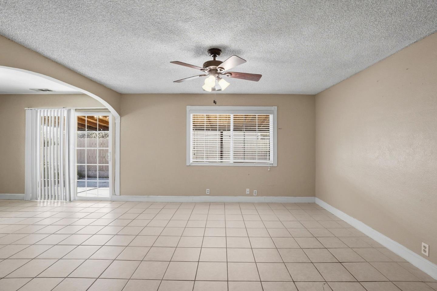 Detail Gallery Image 5 of 29 For 154 N Santa Rosa St, Los Banos,  CA 93635 - 3 Beds | 2 Baths