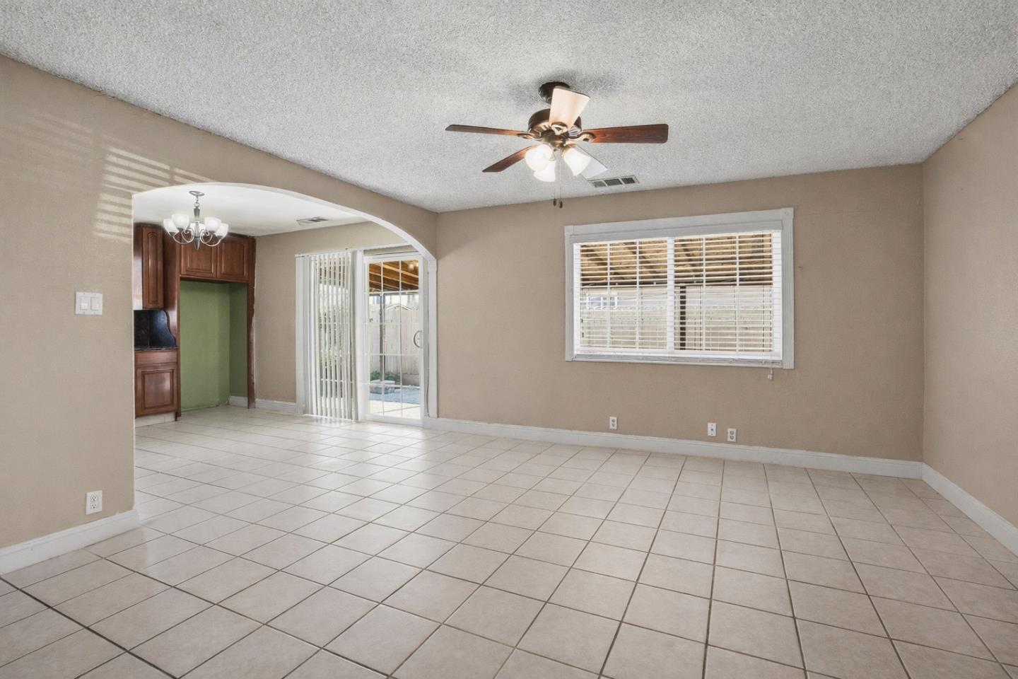 Detail Gallery Image 6 of 29 For 154 N Santa Rosa St, Los Banos,  CA 93635 - 3 Beds | 2 Baths