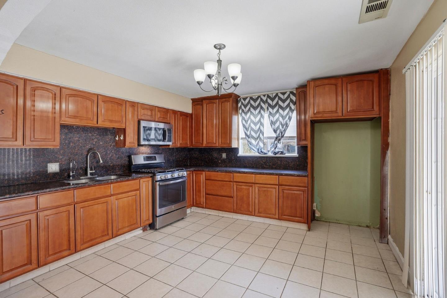 Detail Gallery Image 8 of 29 For 154 N Santa Rosa St, Los Banos,  CA 93635 - 3 Beds | 2 Baths